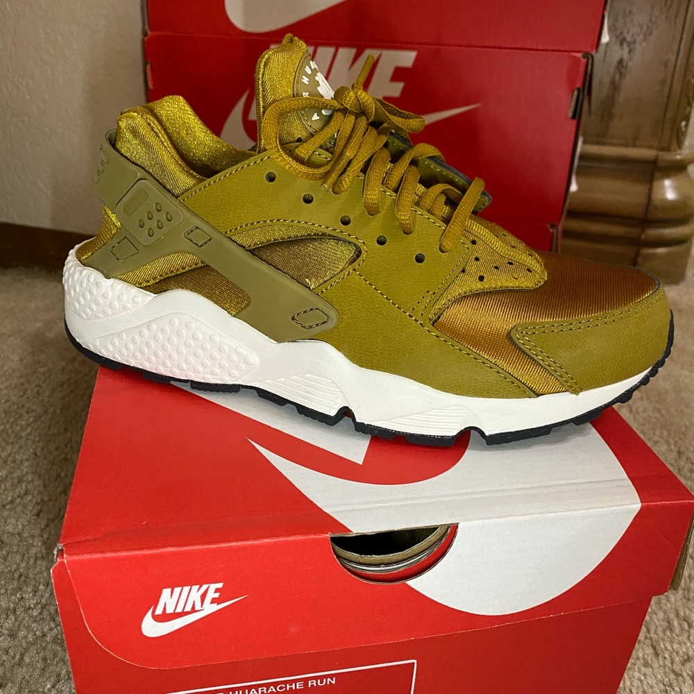 Sneakers - Picture 2 of 3